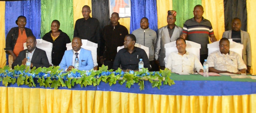Mkuu wa Wilaya ya Ngorongoro Mh. Raymond Mwangwala (mwenye tai) akiwa katika picha ya pamoja na Waheshimiwa Madiwani walioshiriki katika Mkutano wa Wadau kwa ajili ya Kuandaa Mpango wa Matumizi ya Ardhi wa Halmashauri ya Wilaya ya Ngorongoro